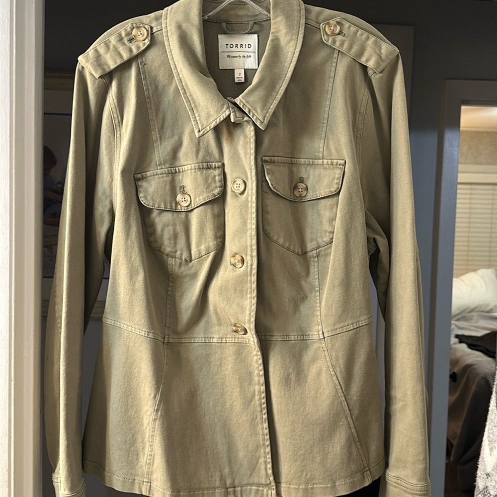 TORRID ARMY GREEN FITTED BLAZER JACKET IN SIZE 2 equivalent to XL to an XXL